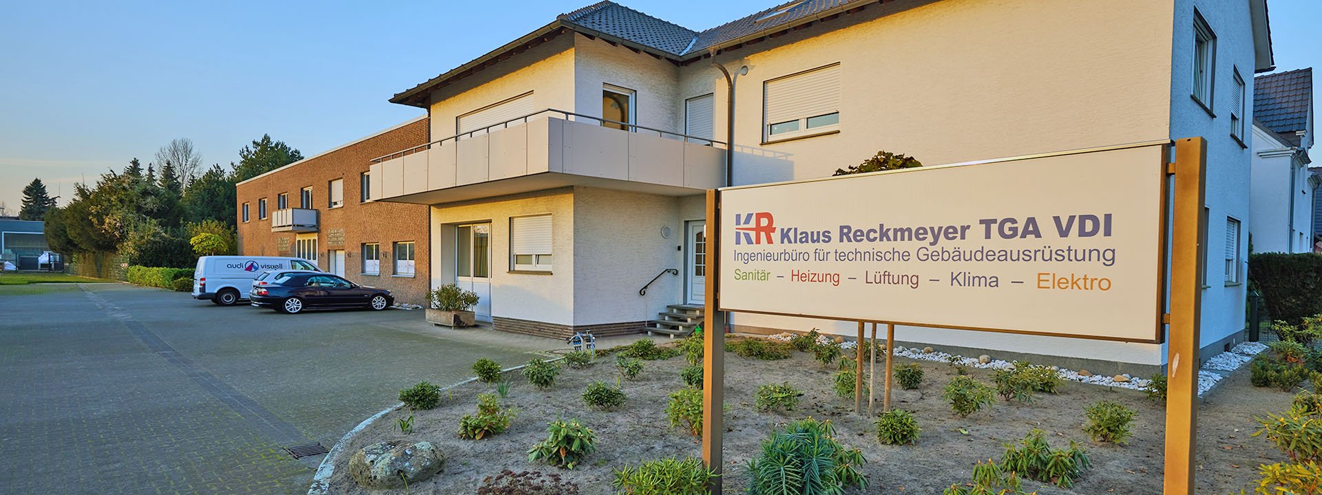 Firmengebäude von KR Klaus Reckmeyer TGA VDI mit Firmenschild im Vordergrund