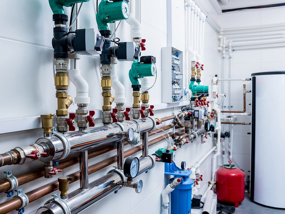 Komplexe Heiztechnikinstallation mit moderner Steuerung und Energiemanagement