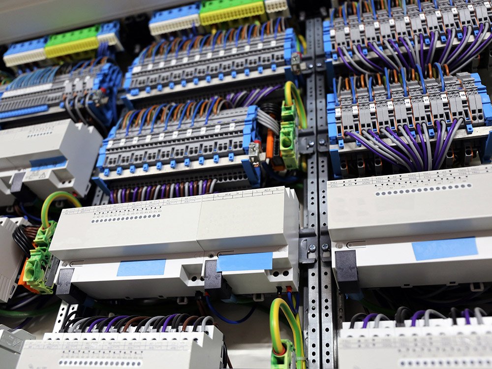 Schaltschrank mit moderner Gebäudeautomation und strukturierter Elektroinstallation