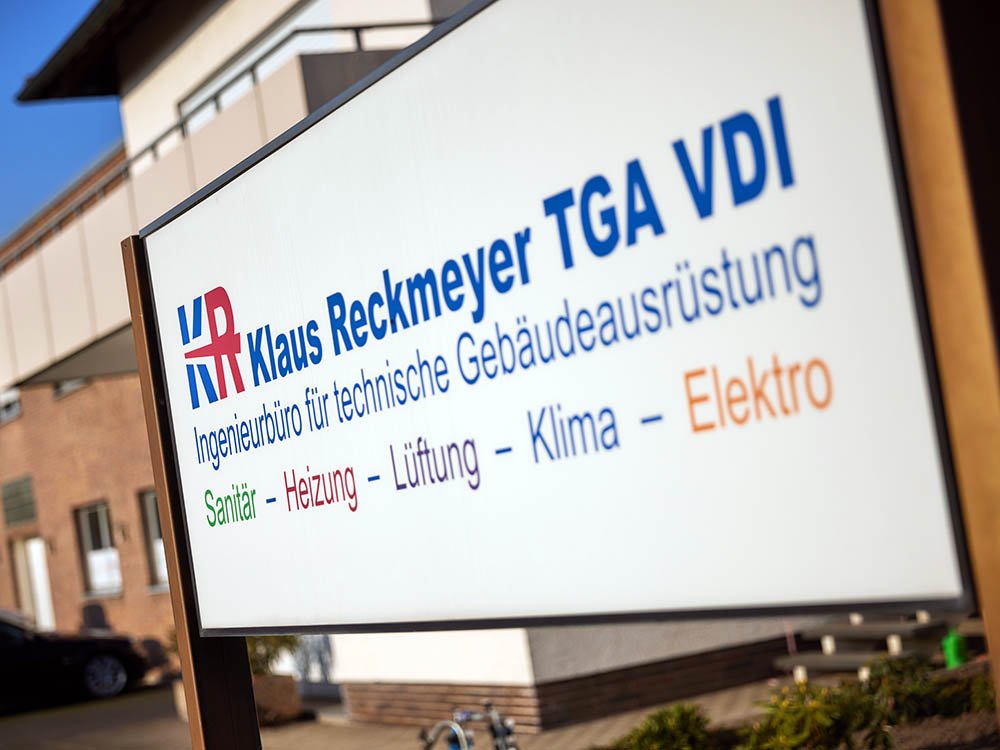 Ingenieurbüro Klaus Reckmeyer TGA VDI – Fachplanung für technische Gebäudeausrüstung Firmenschild von Klaus Reckmeyer TGA VDI mit Leistungsbereichen Sanitär, Heizung, Lüftung, Klima und Elektro