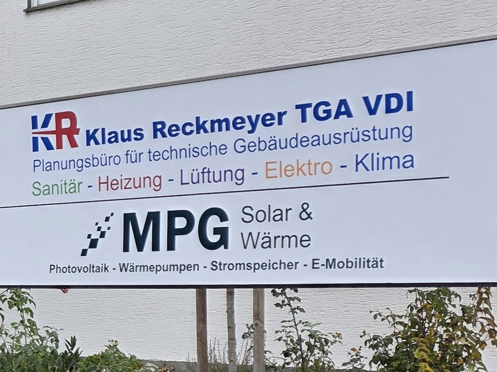 Ingenieurbüro Klaus Reckmeyer TGA VDI – Fachplanung für technische Gebäudeausrüstung Firmenschild von Klaus Reckmeyer TGA VDI mit Leistungsbereichen Sanitär, Heizung, Lüftung, Klima und Elektro
