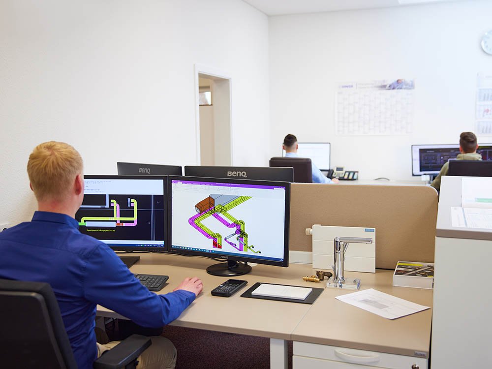 TGA-Planung im Ingenieurbüro Klaus Reckmeyer mit CAD-Systemen Mitarbeitende bei der CAD-Planung technischer Gebäudeausrüstung am Arbeitsplatz