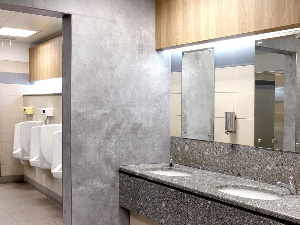 Sanitärinstallation in einer öffentlichen WC-Anlage mit funktionalem Design Öffentlicher Waschraum mit Waschbecken, Spiegeln und Urinalen in moderner Ausstattung