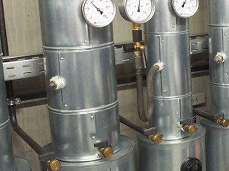 Heizungs- oder Kühlanlagentechnik mit Drucküberwachung und Metallverrohrung Detailansicht von Druckleitungen mit Manometern in einer technischen Gebäudeinstallation