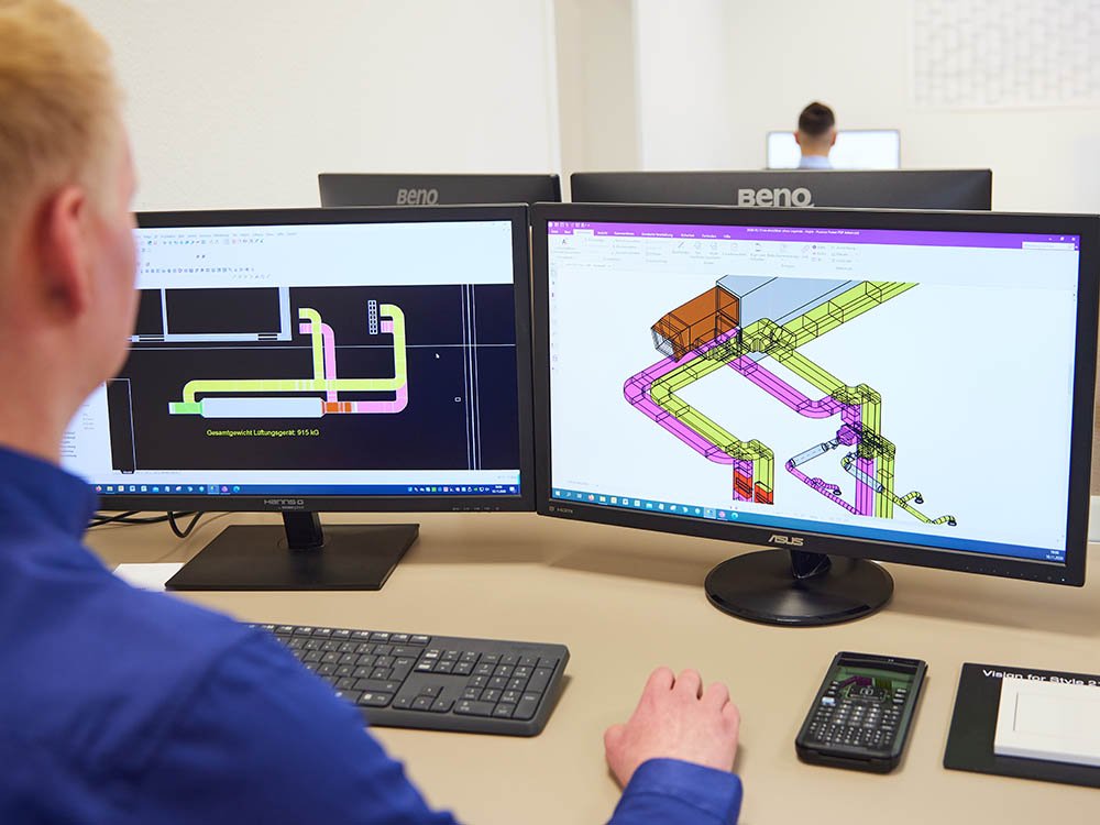 CAD-Planung für Lüftungssysteme in der technischen Gebäudeausrüstung Detailansicht eines CAD-Arbeitsplatzes mit 3D-Modellierung für Lüftungstechnik